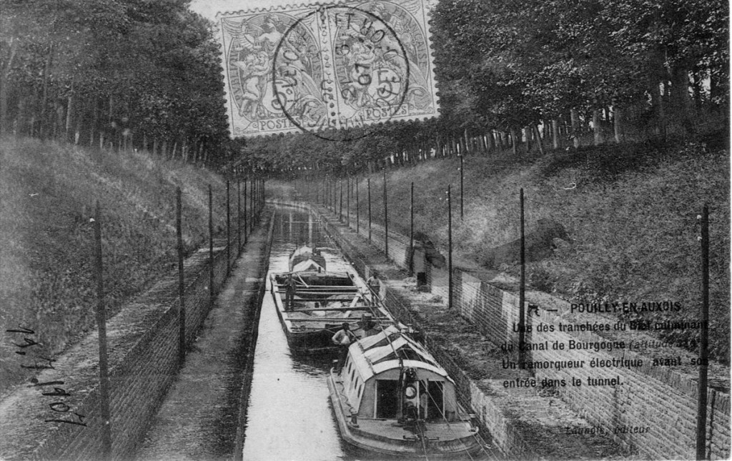 Barges preparing to enter the Pouilly Tunnel