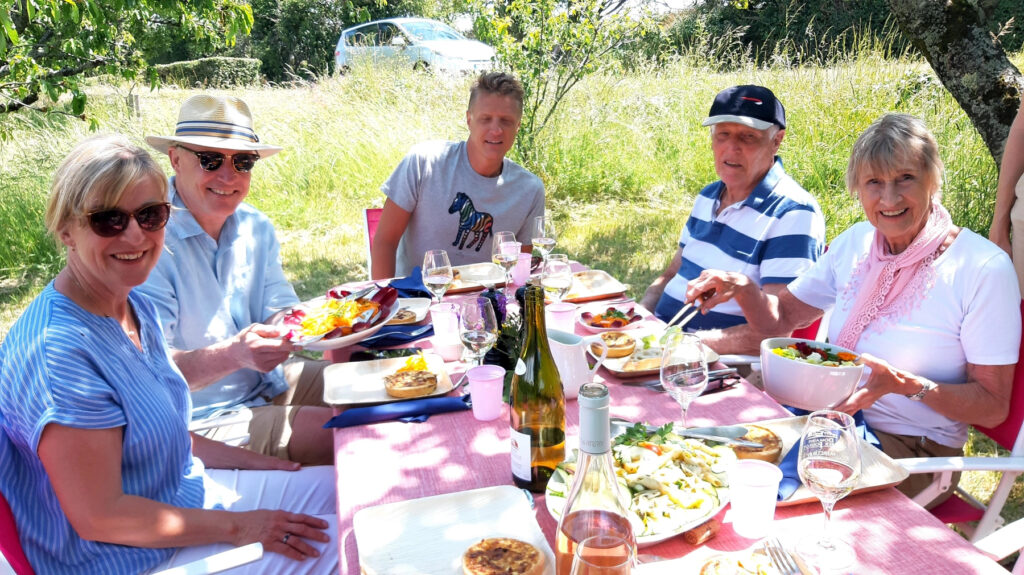 Family cruise with a picnic in the vineyards