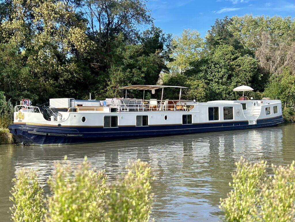 The hotel barge Elegance on the Canal du Midi
