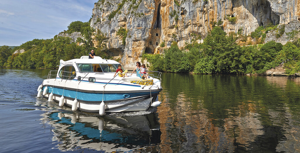 Self-drive boat rentals on the River Lot