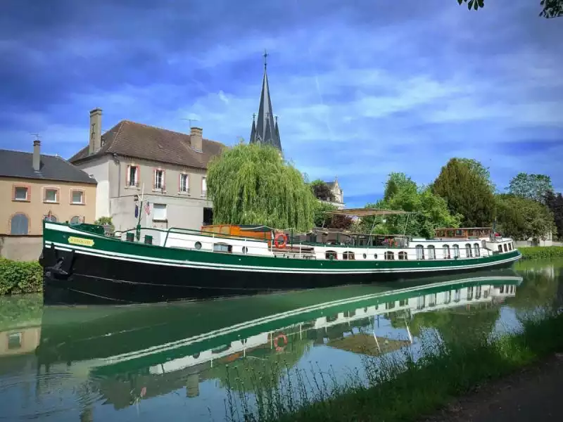 Saroche cruising in the Champagne region