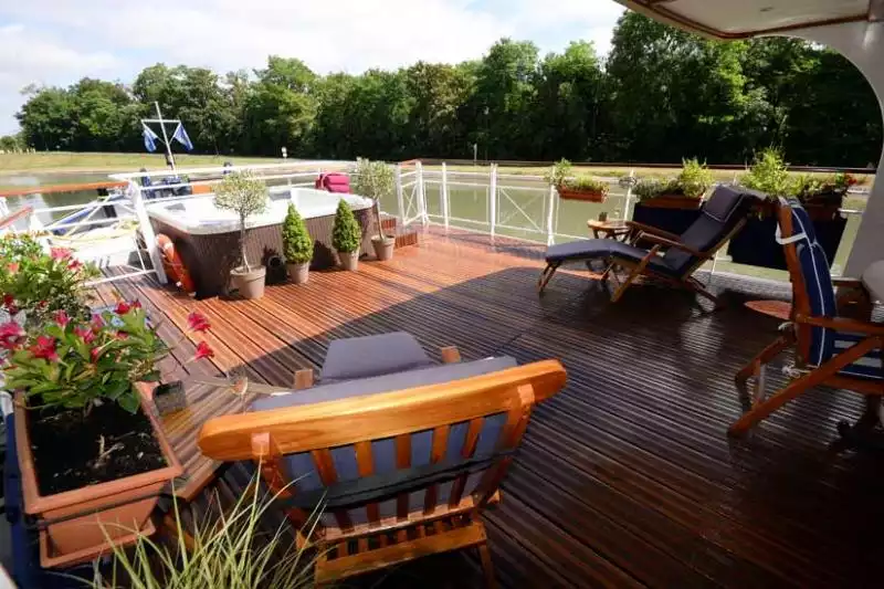 Hotel barge sundeck