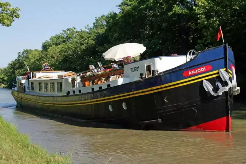 The hotel barge Anjodi