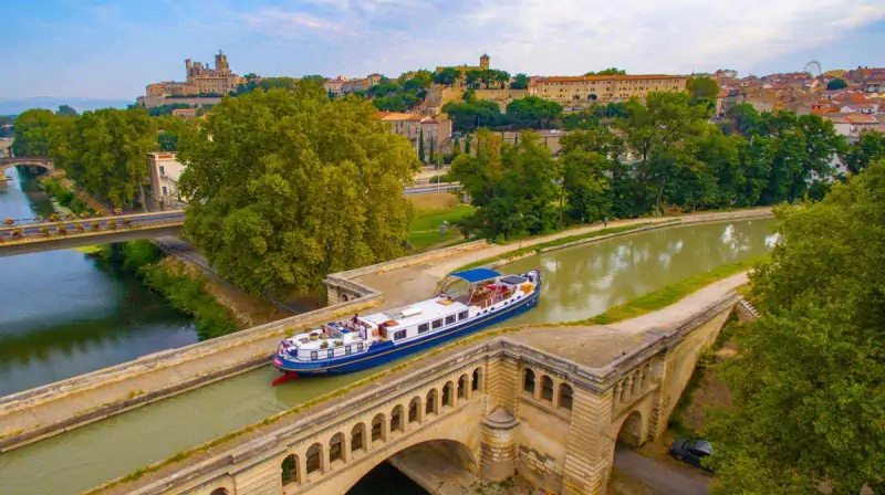 Anjodi crossing the Orb Aqueduct