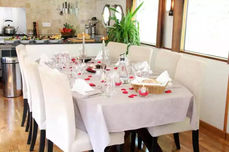 Interior dining on board the Enchanté
