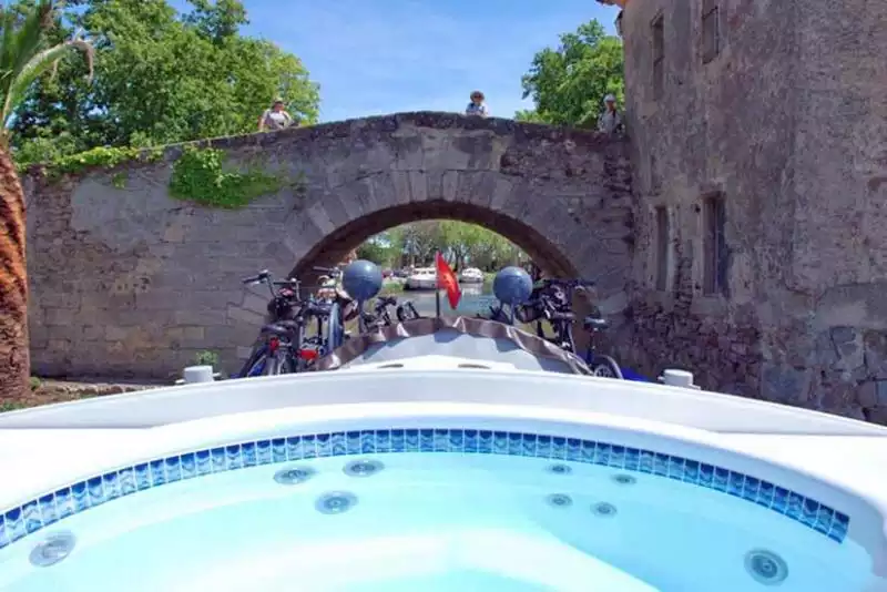 Enchanté manouvering under a canal bridge
