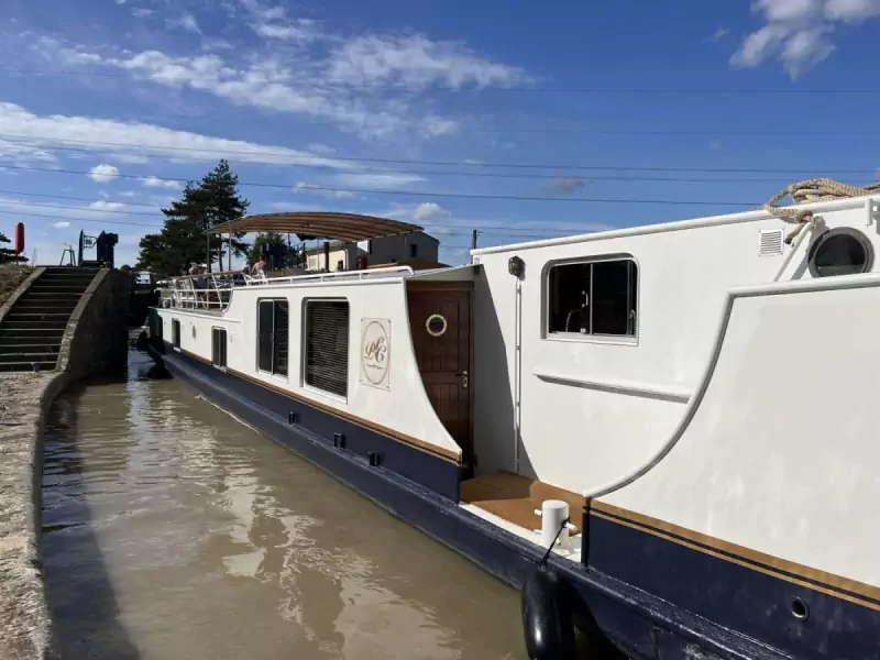 Hotel barge Elegace entering a lock