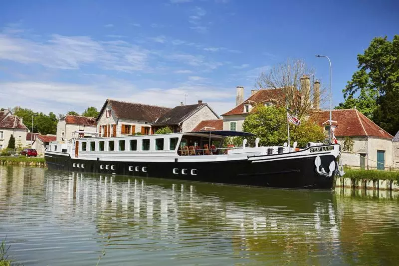 C'est la Vie moored on the canal