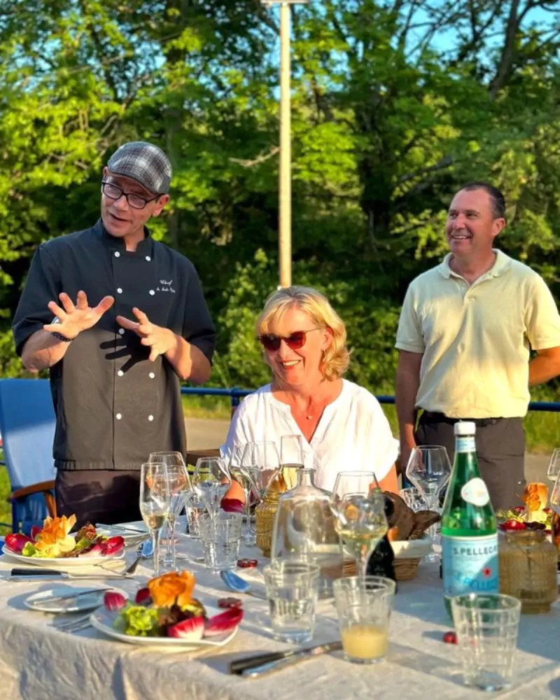 The chef annonces  the next dish