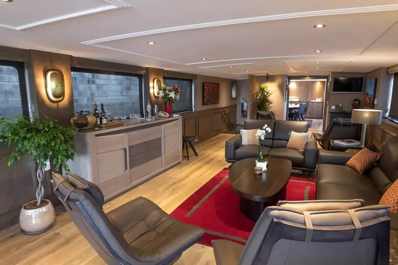 Spacious lounge