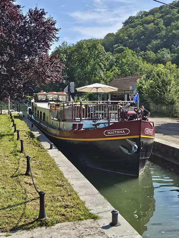 Maïtena coming up in a lock