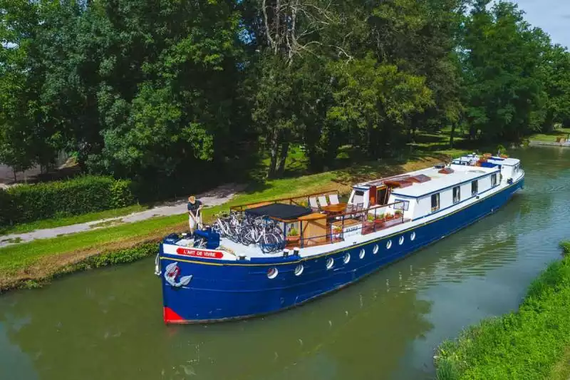 Luxury barge L'Art de Vivre