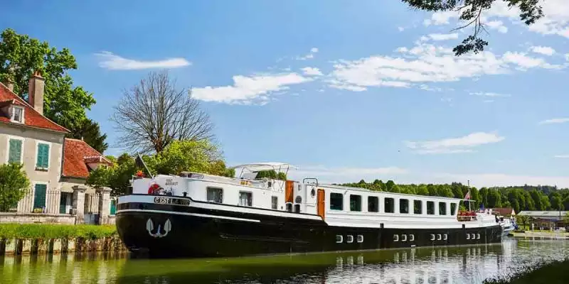 Luxury barge C'est La Vie