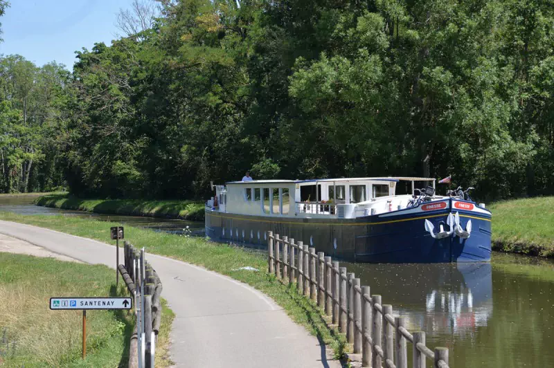 Luxury barge Finesse