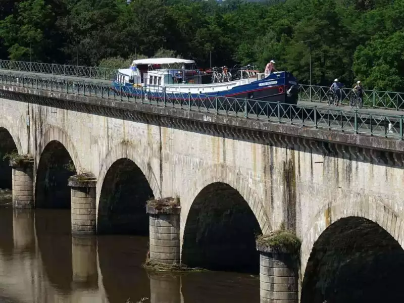 Luxury barge La Vie en Rose