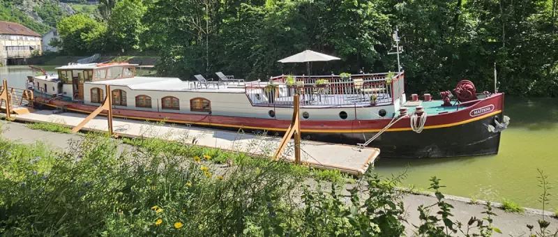 Luxury barge Maïtena
