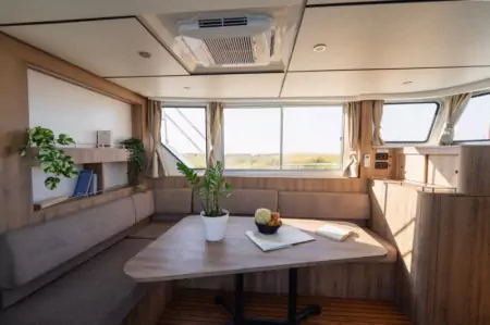 Salon of the NEo barge