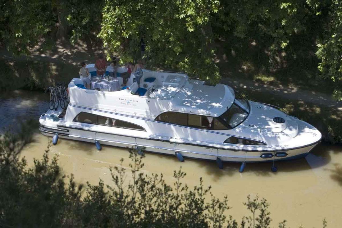 Self-drive boat rentals Royal Mystique A from Le Boat